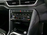 2ゾーンフルオートエアコンです。運転席、助手席各々の温度設定が可能です。