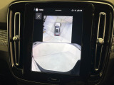 【360&deg;ビューカメラ】4台の高解像度カメラで360度の鳥瞰図を表示。隣の車や壁、死角にある障害物などを画面で確認できるため、狭いスペースでの駐車・出入りも安心です。