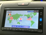 停車中にテレビ番組を視聴でき、待ち時間などを車内で過ごす際にも活用できます。地図とは異なる映像表示で、休憩中の気分転換にも便利な装備です。
