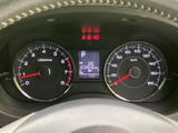 速度計や各種表示が運転席前にまとまり、走行に必要な情報を確認しやすい配置です。中央の表示も視線を大きく動かさず確認でき、日々の運転を支える見やすいメーターまわりです。