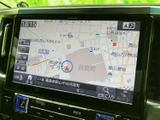 地図情報が大きく表示され、現在地や周辺の道路を把握しやすい画面です。目的地設定やルート確認に活用でき、慣れない場所へのお出かけでも移動をサポートします。