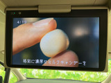 天井に設置されたモニターで、後席でも映像を楽しめます。画面が大きく、同乗者とのお出かけや長時間の移動時にも活躍。車内で過ごす時間をより楽しく演出してくれます。