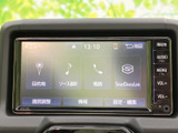 目的地設定や音源選択、電話などのメニューがまとまり、画面と周辺ボタンから操作できます。音楽や案内を使いたい場面でも、必要な項目を見つけやすい構成です。