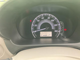 速度計と各種表示が運転席正面にまとまり、走行中に必要な情報を目線の移動を抑えて確認できます。表示がひと目で把握しやすく、日々の運転を支える配置です。