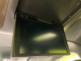 【後席モニター】家族や友人とお出かけする機会が多い方に大人気の後席モニターを装備!見やすい位置に画面がありテレビやDVDの視聴も快適!友達もお子様も、後席にしか乗らなくなるかも??