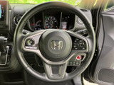 手元に複数のスイッチを備え、運転姿勢を保ちながら各種機能へアクセスしやすい仕様です。握りやすい形状で、メーターや周囲の表示も視界に収まり、日々の運転をサポートします。