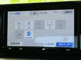 ラジオやディスク、テレビ、Bluetoothなど、複数の音源を画面から選択できます。使いたい項目を見つけやすい表示で、日々の移動に合わせた音楽や情報を楽しめます。