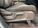 シートハイトアジャスターを装備!運転席の座面の高さを体格やお好みに合わせて調整できます。より自然な運転姿勢を取りやすく、前方の見やすさを調整できるのも嬉しいポイントです。