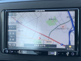 地図を画面で確認でき、目的地までの道順を把握する際に便利です。操作ボタンも画面下にまとまり、案内の確認やオーディオの切り替えを行いやすい配置です。