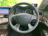 握りやすい形状のステアリングに各種スイッチを配置し、運転姿勢を保ちながら手元で機能を扱いやすい仕様です。メーターや画面も見渡しやすく、日常の運転を支えます。