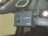 【ドラレコ前】今では車の必需品です。運転中の映像や音声を記録して残します。事故などが起きた場合の証拠になるので、もしもの時に役立ちます。