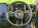 握りやすい形状で、運転席に座った際に自然に手を添えられるステアリングです。手元にはスイッチ類も配置され、視線を大きく移さず扱いやすい設計。運転中の操作を身近にまとめています。