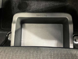 助手席アンダーボックスは運転用の替え靴や、車内に常備しておきたい子供用品、着替えた服などが収納できて便利です。女性に嬉しい収納スペースです