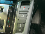 シフト位置の表示に加え、駐車時に使うスイッチ類もまとまっています。各操作部の表示を確認しやすく、運転や駐車の場面で必要な機能を把握しやすい構成です。