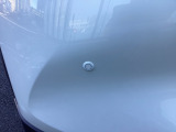 フロント、リアバンパーには障害物への接近をアラーム音で知らせてくれるパーキングセンサーが装着されています。