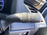レバー上の表示から各操作位置を確認しやすく、運転席に座ったまま手元で扱える配置です。ウインカーやライト類の切り替えに使うレバーがステアリング脇にまとまり、日常の運転を支えます。