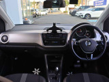 運転席まわりはシンプルで分かりやすく、初めて乗る方でも自然に操作できるレイアウトです。