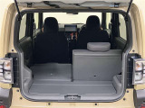 リヤシ-トを倒せば更に荷物を載せることができます。