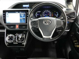 フロントSRSエアバッグは車両前方から乗員が重大な傷害を受けるおそれのある大きな衝撃を受けた場合に作動し、シートベルトが身体を拘束する働きと併せて前席乗員の頭部や胸部などへの衝撃をやわらげる装置です。