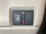 左側電動スライドドアは運転席からでも操作ができるように、ハンドル付近に開閉の操作スイッチが付いています。