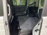 後席を格納した状態で、荷室側まで広く使えるレイアウトです。フラットな床面が荷物を載せやすく、長さのある荷物にも活用しやすい空間。シートを使わない場面で、積載スペースを確保したい方に便利なアレンジです。