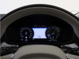 運転にかかわる主要な情報は、12.3インチのデジタル液晶ドライバー・ディスプレイにわかりやすく表示されます。お好みの表示パターンと背景色へと変更できますので、状況に合わせてお選びください。