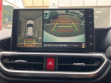 パノラミックビューモニター付きです。車両を上から見たような映像をディスプレイオーディオ画面に表示。運転席からの目視だけでは見にくい、車両周辺の状況をリアルタイムでしっかり確認できます。