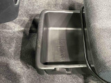 靴などが収納できる便利な助手席シートアンダートレイが付いてます
