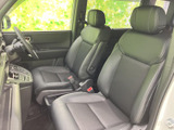 前席はゆとりある座面とヘッドレストを備え、運転席と助手席のどちらも落ち着いて座れる空間です。視界を遮りにくい窓まわりとすっきりした内装で、快適にお過ごしいただけます。