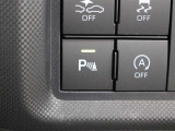 コーナーセンサーを車の前後に装備。障害物までの距離に応じて警告音を変えてお知らせ。縦列駐車時や駐車場・車庫などでの取り回しをサポートします。