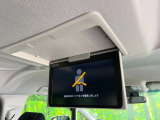【後席モニター】家族や友人とお出かけする機会が多い方に大人気の後席モニターを装備!見やすい位置に画面がありテレビやDVDの視聴も快適!友達もお子様も、後席にしか乗らなくなるかも??