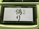 映像を表示できるモニターを備えており、停車中にテレビや映像を楽しみたい場面で活用できます。お出かけ先での休憩時間など、車内で過ごすひとときにも便利な装備です。