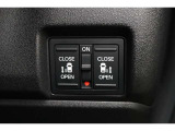 両側電動スライドドアはドアの直接操作以外にも運転席からのスイッチ操作やリモコン操作でも開閉が可能!狭い駐車場などでもドアの開閉が楽々・安心ですね!