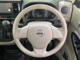 インテリアに合わせたデザインのステアリングは、運転される方のことも考え、運転しやすい形状、大きさです。是非一度、実際に触ってお確かめください。