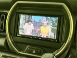 停車中にテレビ番組を視聴できる画面を備えています。休憩時間や待ち合わせの合間に映像を楽しめるため、車内で過ごす時間の使い方が広がる便利な装備です。
