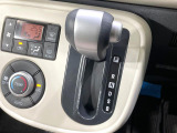 【オートエアコン】一度お好みの温度に設定すれば、車内の温度を検知し風量や温度を自動で調整。暑い&hellip;寒い&hellip;と何度もスイッチ操作をする必要はありません。快適な車内空間には必須の機能ですね♪