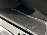 【置くだけ充電】ワイヤレスでエンジン始動中であれば置くだけで充電可能!コードが絡むことがなくなるので車内もすっきり清潔感が保てます!