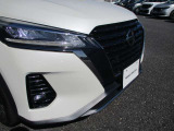『LEDヘッドライト』通常のハロゲンライトに対して発光部分の発熱を抑えることで省電力につながる技術です。デザイン性も自由度が高いため、今後クルマのヘッドライトはLEDが主流になります☆