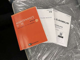メンテナンスノート、取扱説明書です。 その車の整備記録が事細やかに記録されています。 車が生まれてから今までどのような道を歩んできたのか判るとても重要な物ですよ。
