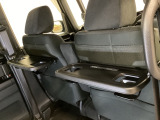 運転席・助手席の背もたれには、2列目シート用にカップホルダー付きの「格納式のシートバックテーブル」を装備しています。休憩時のちょっとした時間などカップを置いたり、小物置きに使えて便利です。