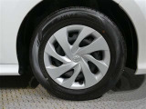 スタイリッシュな純正ホイールキャップ付きのお車になります!!