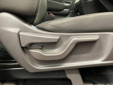 【運転席シートリフター】 体格に合わせたドライビングポジションに調整できます。