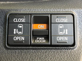 【両側パワースライドドア】スマートキーや運転席のスイッチで後席両側スライドドアの開閉が可能♪電動だから力を入れてドアを開ける必要が無く、小さなお子様でも簡単に開け閉めでき快適です♪