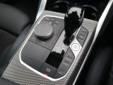 【シフトノブ】BMWの高性能オートマチックは、ATセレクトレバーを左側に倒すことで、通常の「D」から「S」(スポーツ)または「M」(マニュアル)へと切り替えが可能です。