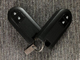 電子カードキーを携帯していれば、ドアハンドルやバックドアのリクエストスィッチを押すだけでドアの施錠、開錠が行えます。電子カードキーがないとエンジンが始動しない、盗難防止に役立つイモビライザー機能付