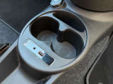 カップホルダー横にUSBの差込口が装備されています。