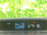 視認性の高いメーターで、車の状態をひと目で確認できます。速度、燃料、水温など、必要な情報を分かりやすく表示します。