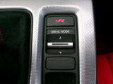 サーキットから公道まで、駆けるシーンや意気込みに応じて、モードスイッチ一つで各システムのセッティングを一斉に変更できます。