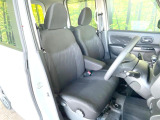 運転席まわりには十分なスペースがあり、大柄な方でもゆったり運転していただける環境です。