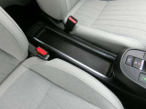 かばんや上着を置けるテーブルコンソール。ラバーマットになっているため、滑りにくくなっています。